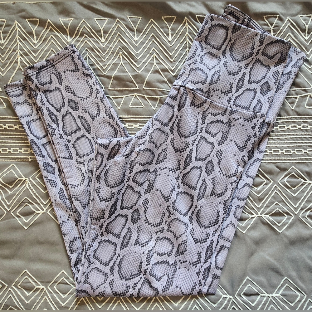 Onzie High Rise Basic Midi Leggings In Lavender Cobra Size S/M
